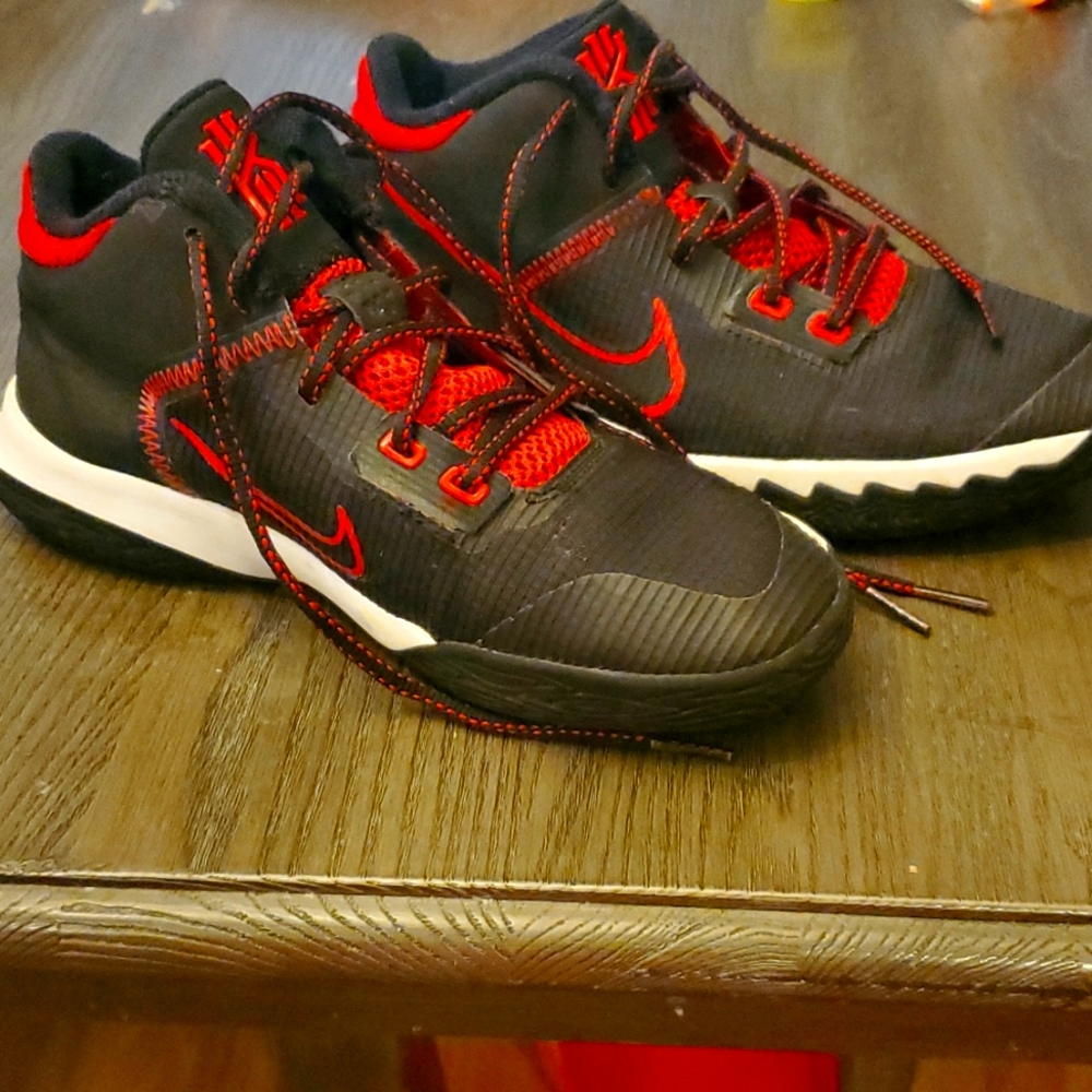 Youth boys basketball shoes